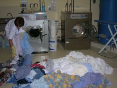 Lourdes trabajando en la lavandería                                                                 